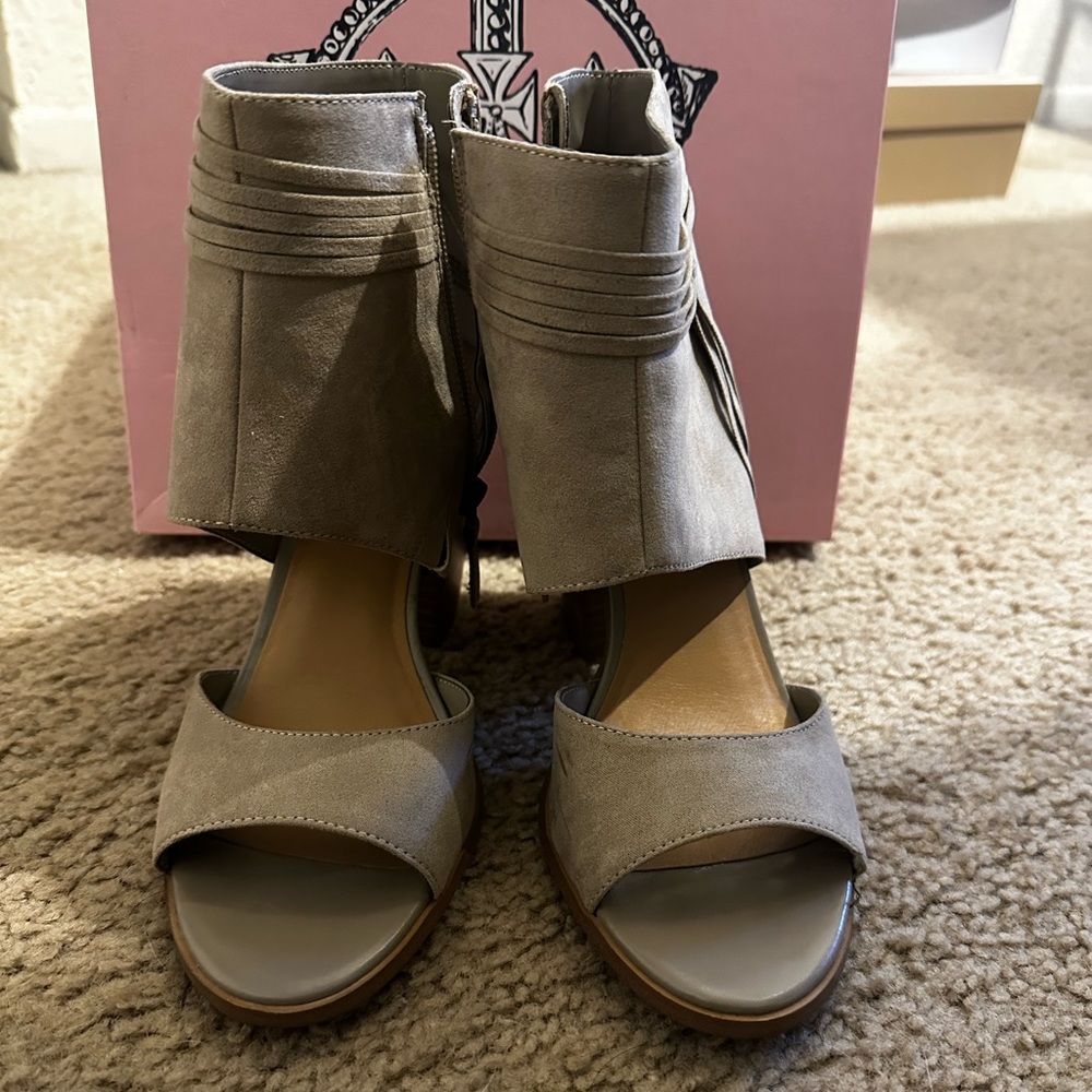 Crown Vintage tan short heels. Size 7.5